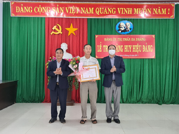 Thi tran Ea Drang trao huy hieu dang cho dang vien2